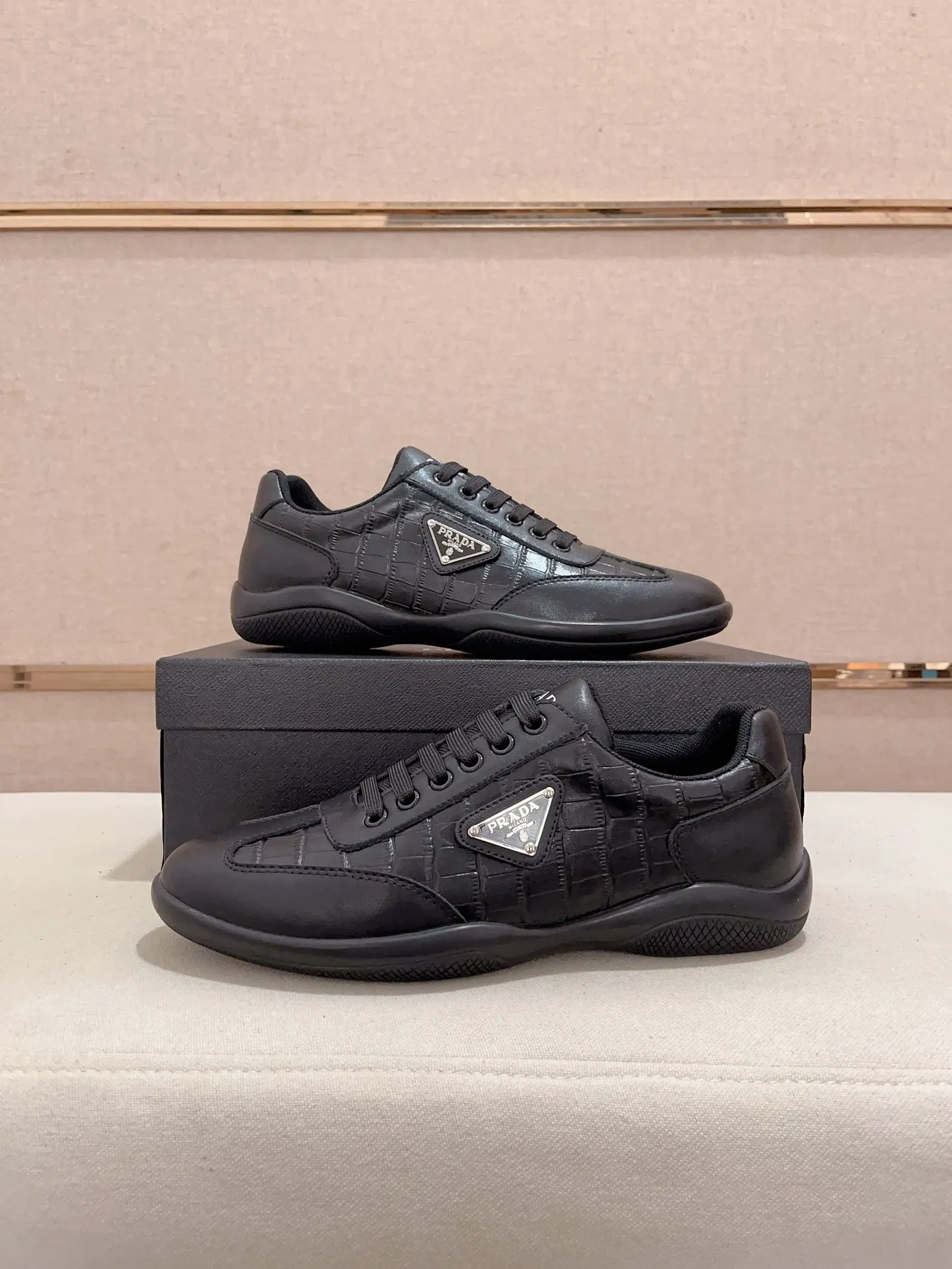 Factory price 420💰 ✔️✔️✔️The new PRADA (Prada) counters are launched simultaneously. The new men's shoes and 😘fabrics are made of selected first-layer cowhide ➕ breathable mesh technology. Lining: Full sheepskin lining. 👍🏿 High-end ☄️ air-cushion molded anti-slip rubber outsole, exquisite lines, simple and elegant, comfortable and high-end for leisure travel. Code number: 38 to 44 (45 can be customized)